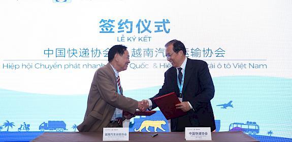 [left] Do Xuan Hoa, Vice Chairman of VATA [right] Han Ruilin, Vice Chairman of CEA sign Memorandum of Understanding