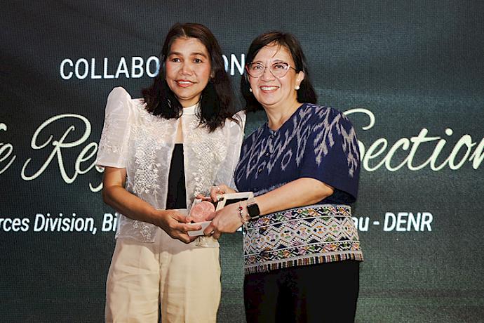 Wildlife Regulation Section Chief Nermalie Lita (left) receiving the award from panelist, ASEAN Centre for Biodiversity Director Dr. Theresa Mundita Lim (right)